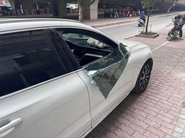 Ô tô bị cạy cửa, mất hơn 70 triệu, tài xế Hà Nội xem camera thấy cảnh tượng bức xúc lúc 5 giờ sáng