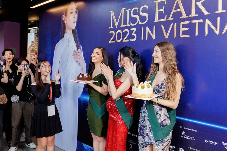 Hoa hậu Đỗ Lan Anh tổ chức tiệc sinh nhật bất ngờ cho thí sinh 'Miss Earth'