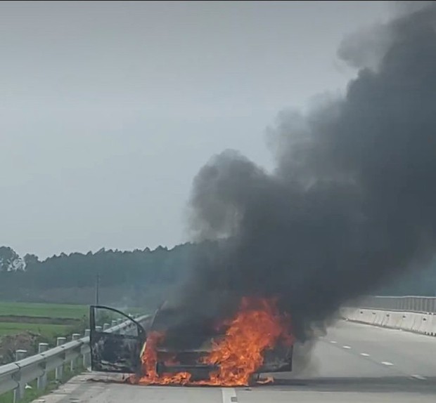 Ôtô bốc cháy ngùn ngụt tại nút giao cao tốc Bắc - Nam