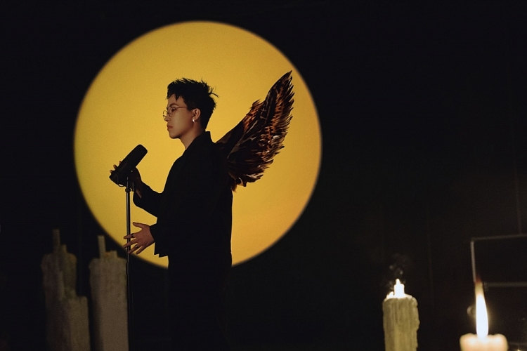 Kai Đinh kết hợp Hoàng Thùy Linh, Grey D, đưa thần thoại Hy Lạp vào MV 'Trái đất ôm mặt trời'