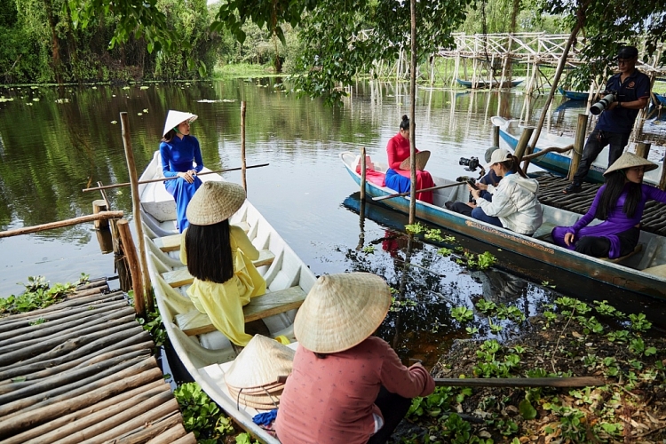 'Tôi là Hoa hậu hoàn vũ Việt Nam': Thí sinh tìm hiểu ẩm thực, hát cải lương, mặc áo dài chèo thuyền