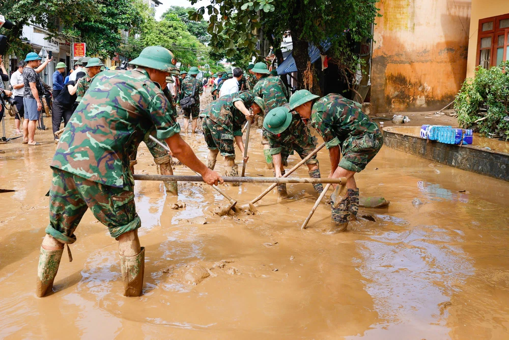 Cộng đồng mạng sục sôi sau khi 'check VAR' sao kê tài khoản ủng hộ khắc phục hậu quả bão lũ