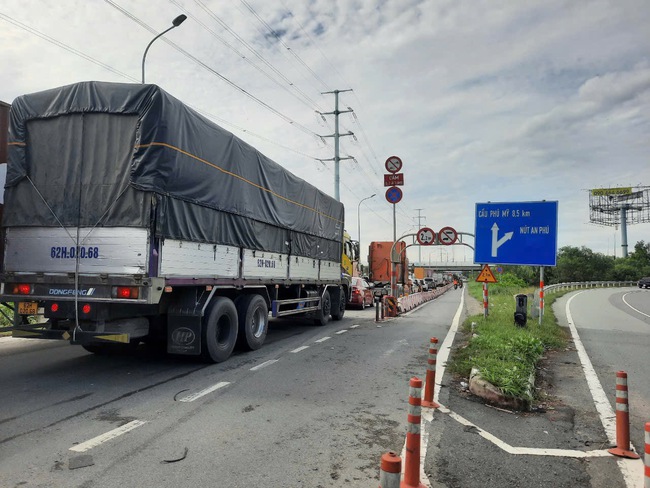 Xe container va chạm xe 4 chỗ, đường dẫn vào cao tốc TP HCM - Long Thành - Dầu Giây kẹt xe kéo dài