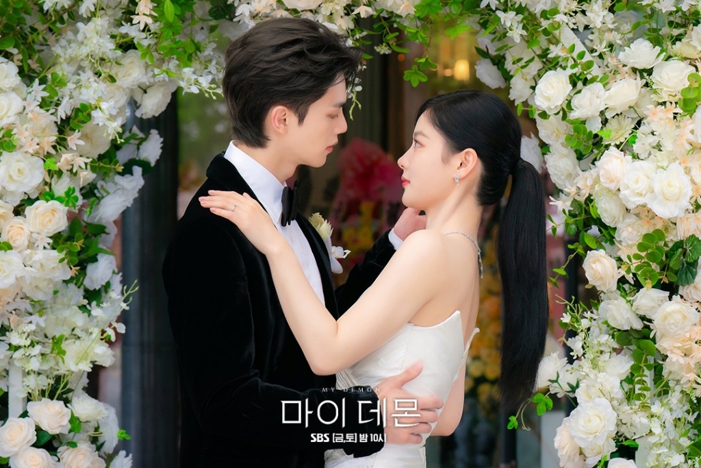 Kim Yoo Jung - Song Kang trở thành cặp đôi đẹp nhất năm của đài SBS