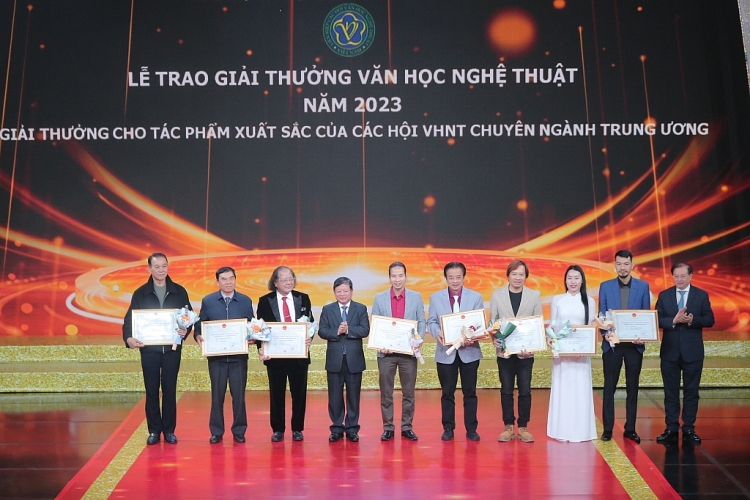 PGS.TS Đỗ Lệnh Hùng Tú được trao tặng Giải thưởng Văn học nghệ thuật năm 2023